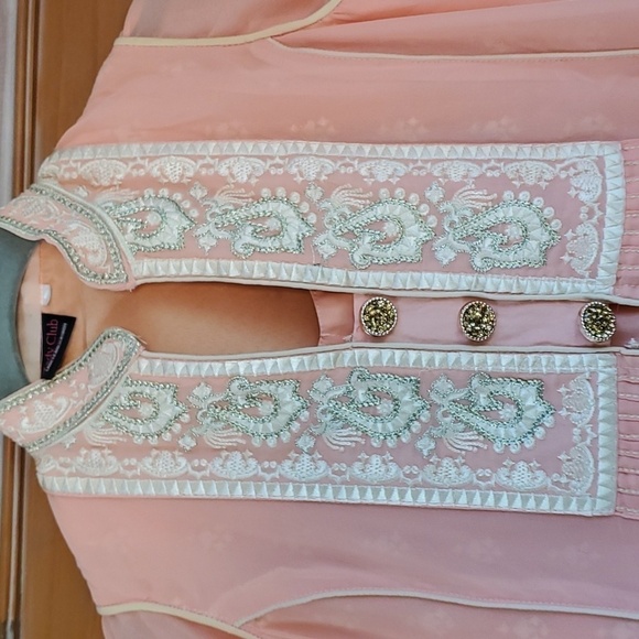 KURTA, formal little girls, peach. No size, guessing about a 6. Enbroidery lace. - Picture 2 of 13